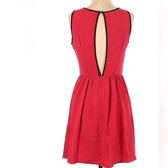 Francesca’s red and black Caberet lace backless dress size medium - Picture 3 of 7